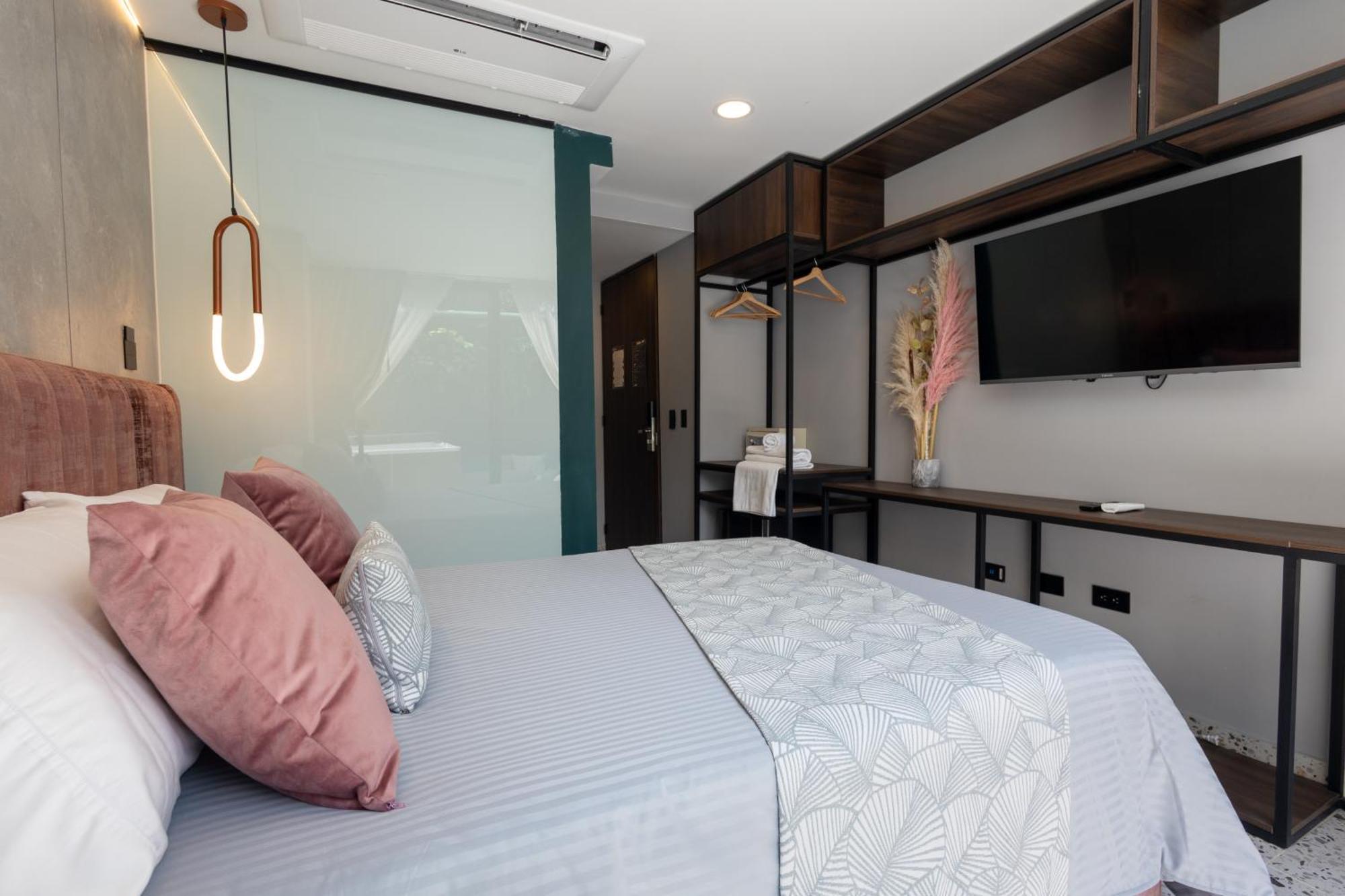Glow 4* Medellín
