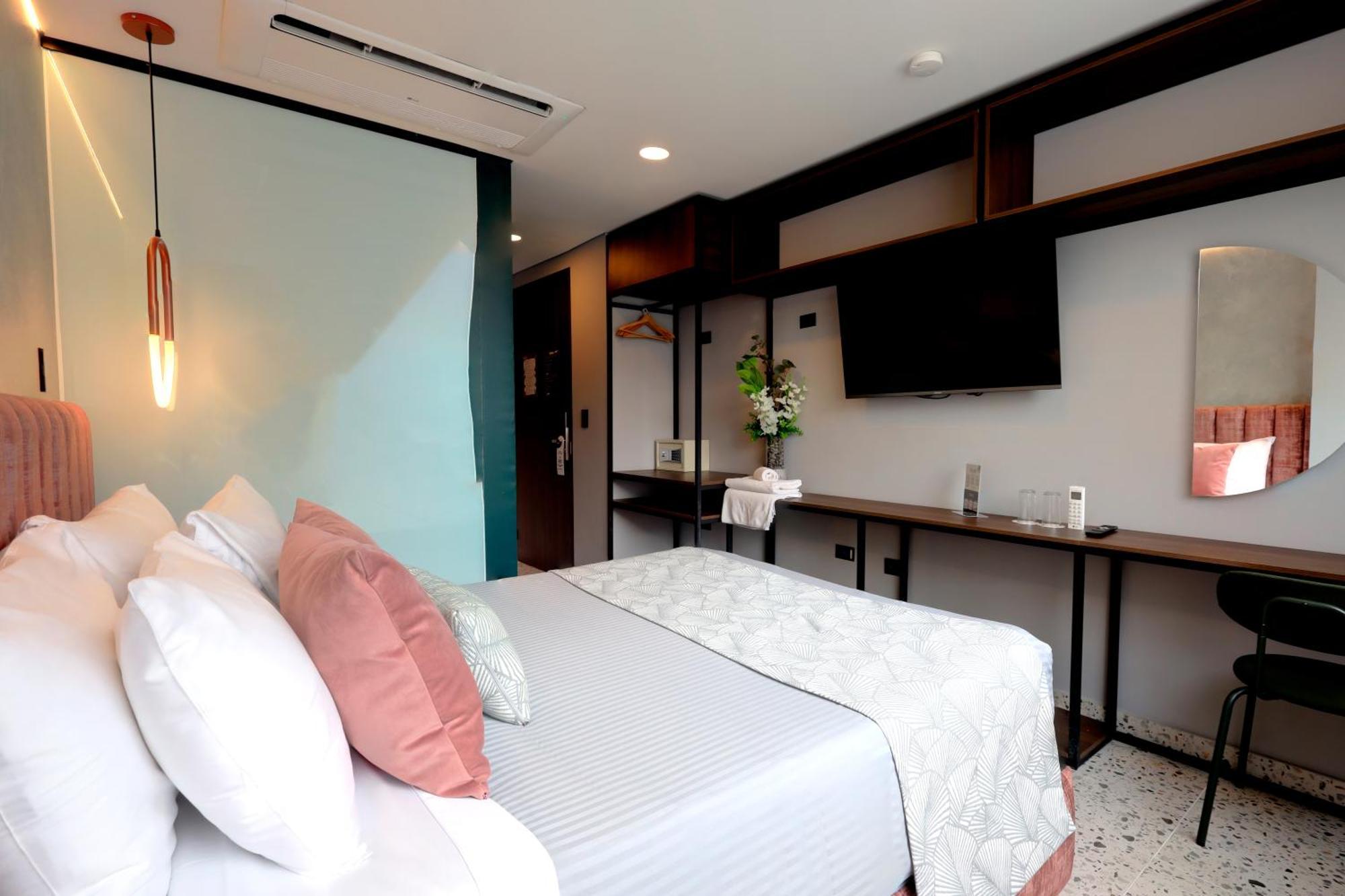 Glow Hotel 4*